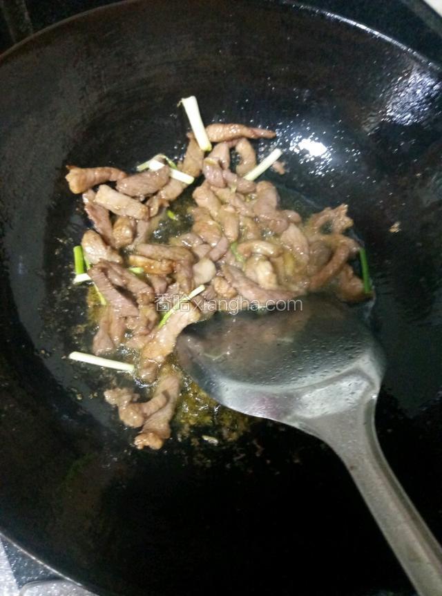锅里放油先把肉丝炒了加葱段起锅