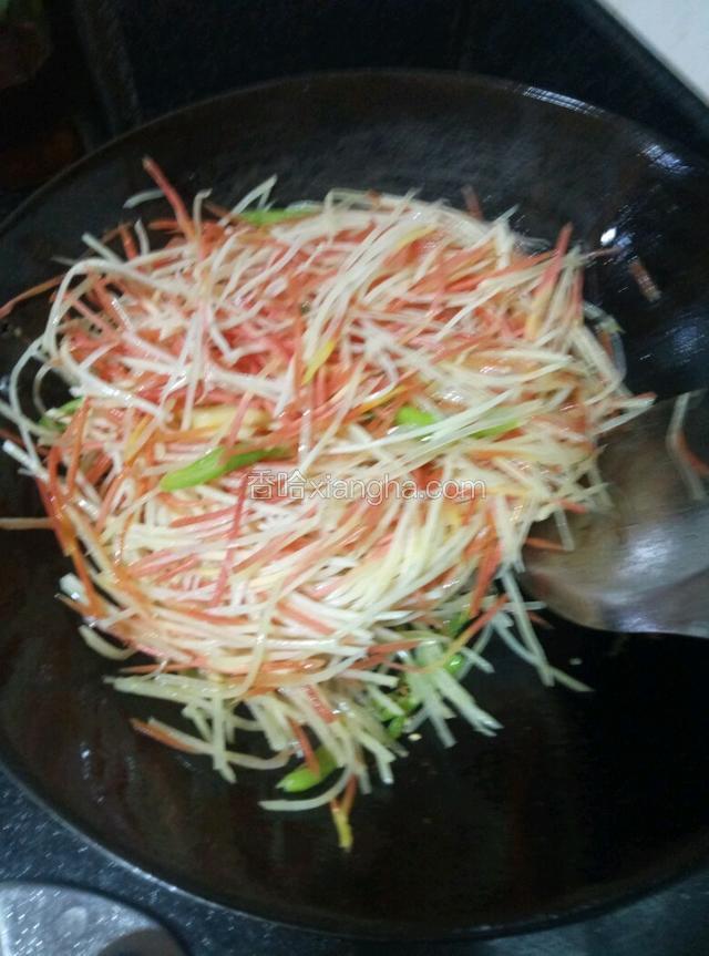 再把土豆丝胡萝卜倒进去翻炒加盐
