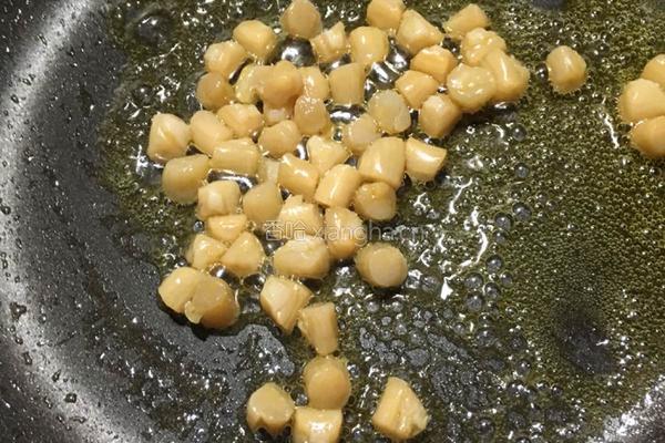 海鲜坚果蛋炒饭的做法图解4
