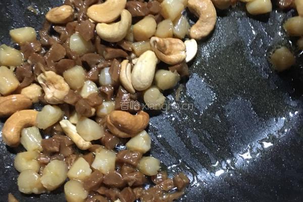 海鲜坚果蛋炒饭的做法图解6