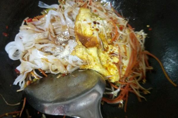 鸡蛋炒河粉的做法图解7