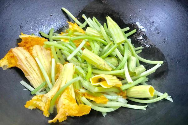 清炒南瓜花（儿时的味道）的做法图解7