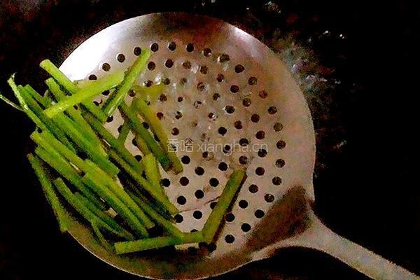 洋葱芹菜拌木耳的做法图解2