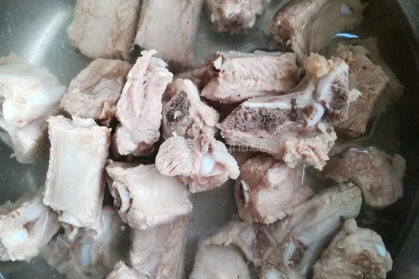 白萝卜排骨汤的做法图解1