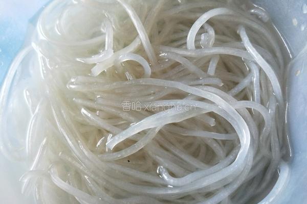芹菜炒粉的做法图解2