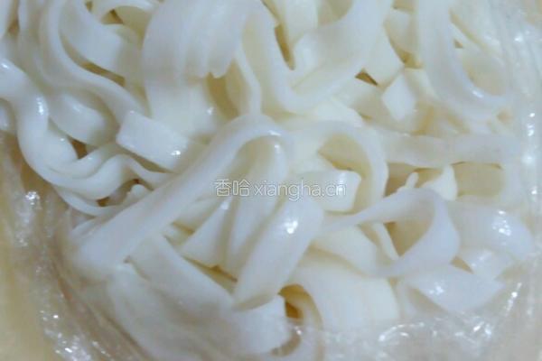 鲫鱼汤河粉的做法图解1