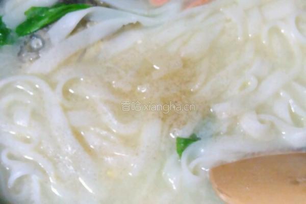 鲫鱼汤河粉的做法图解6