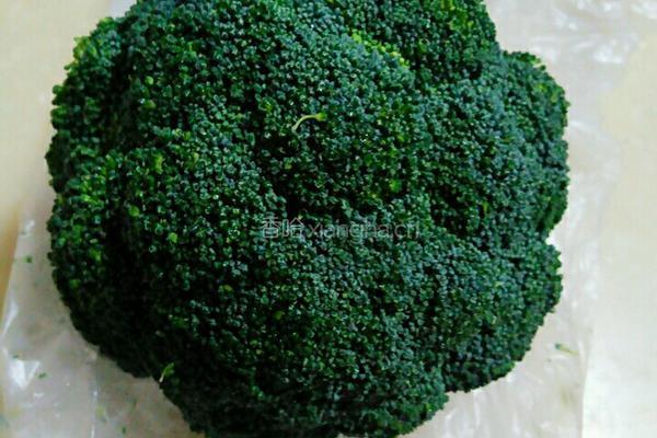 瘦肉炒西兰花的做法图解1