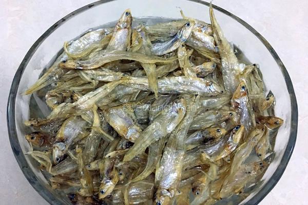 青椒炒小毛鱼干的做法图解1