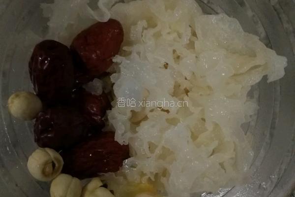 电压锅炖白木耳的做法图解1
