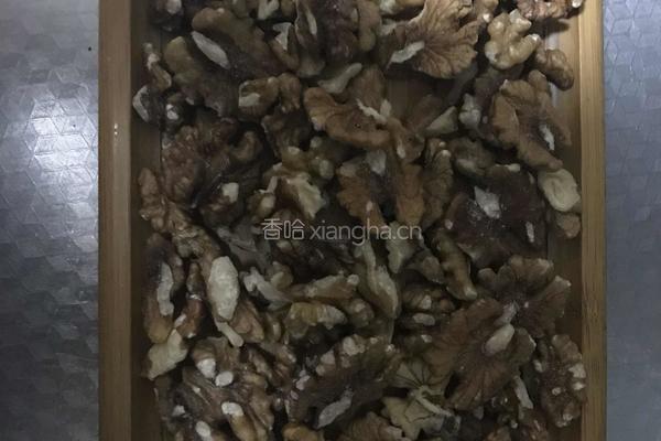 琥珀核桃仁的做法图解1