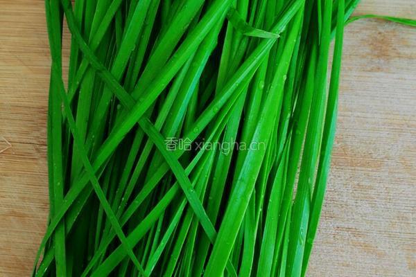 鲜河虾炒韭菜的做法图解2