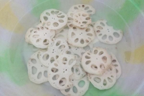 泡椒藕摆盘的做法图解2