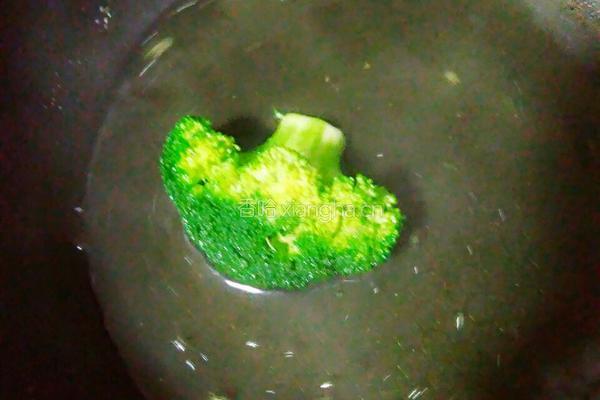 花甲西兰花蒸蛋的做法图解5
