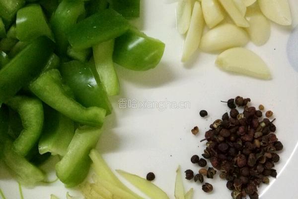 包菜炖粉条的做法图解2