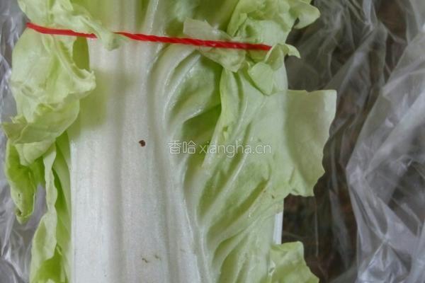香菇猪肉白菜饺子的做法图解1