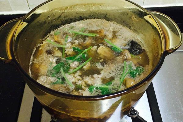 土猪肉海虾草菇汤的做法图解7