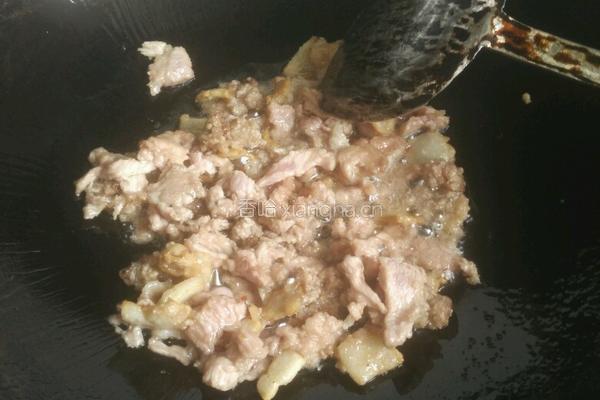 红萝卜炒瘦肉的做法图解5
