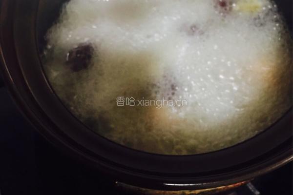 胡萝卜红枣猪蹄汤的做法图解15