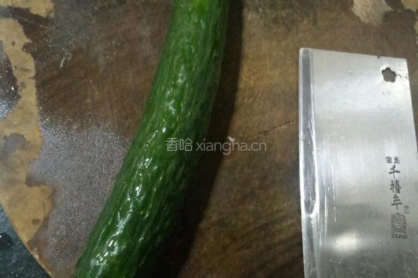 凉拌刀拍黄瓜的做法图解1