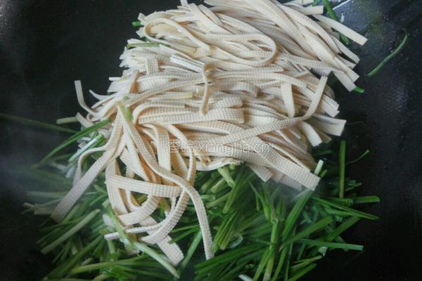 韭菜炒豆腐皮的做法图解3