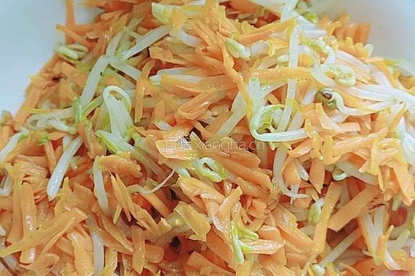 胡萝卜豆芽炒面的做法图解1