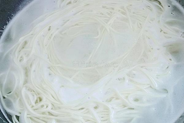 胡萝卜豆芽炒面的做法图解4