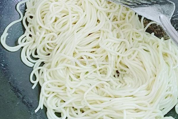 胡萝卜豆芽炒面的做法图解5