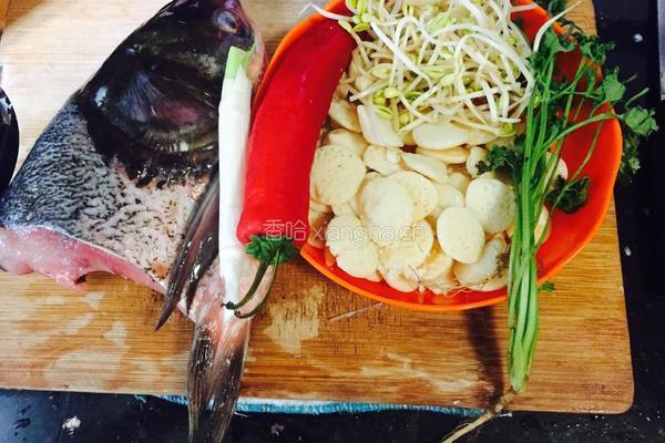 鱼头炖豆饼的做法图解2