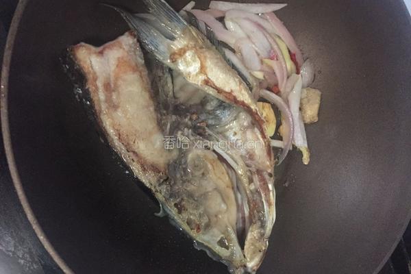 鱼头炖豆饼的做法图解12