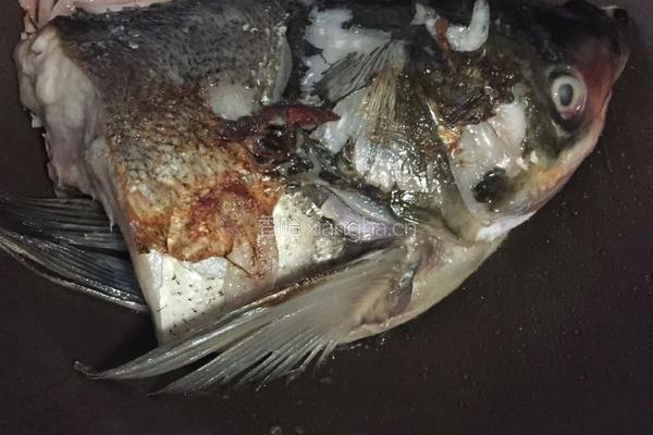 鱼头炖豆饼的做法图解13