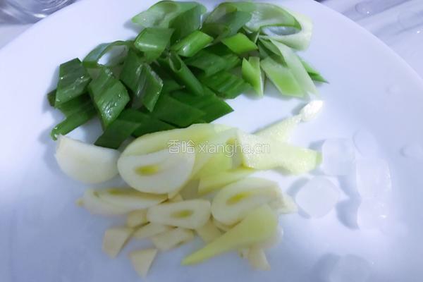 排骨炖豆角土豆的做法图解2