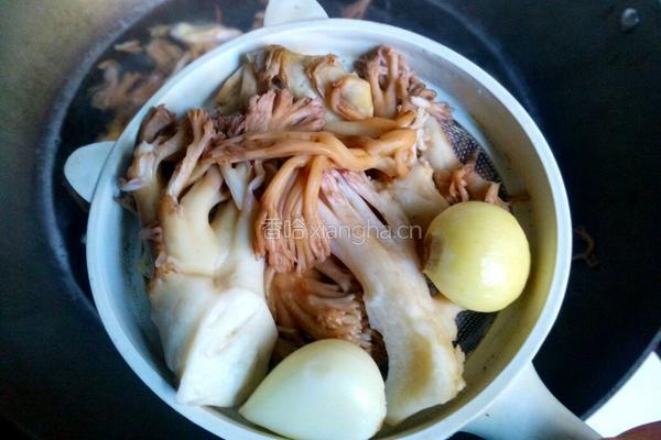 炒野生刷把菌的做法图解4