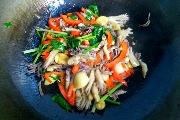 炒野生刷把菌的做法图解10