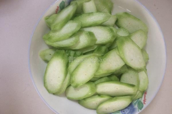 丝瓜炒毛豆的做法图解2