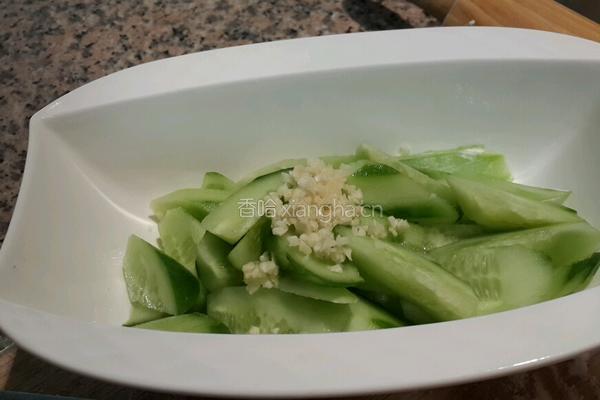 椒油蒜泥黄瓜的做法图解2