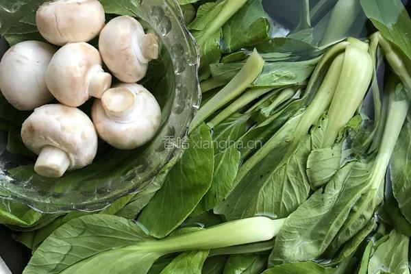 蘑菇炒青菜的做法图解1