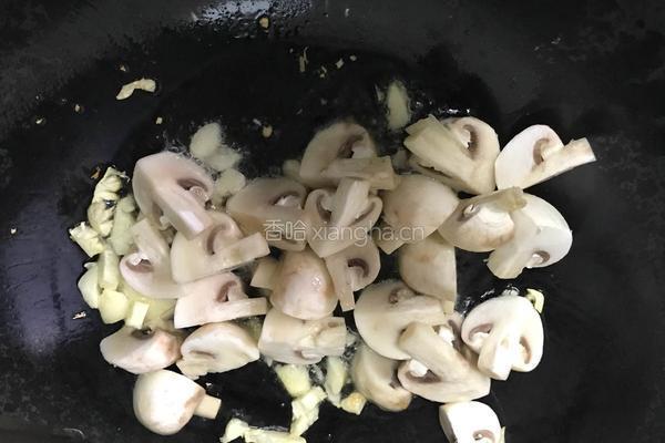 蘑菇炒青菜的做法图解4