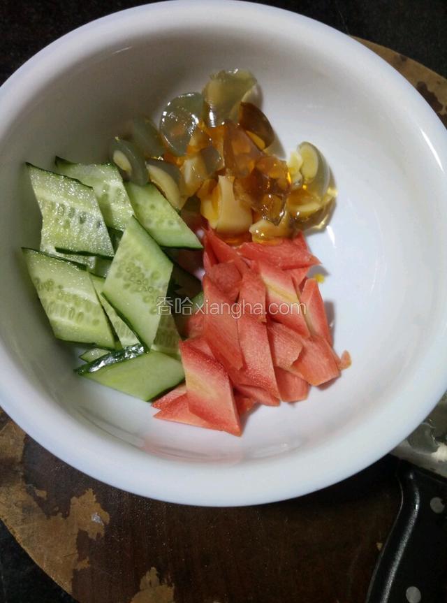 把皮蛋切丁，黄瓜胡萝卜切菱形