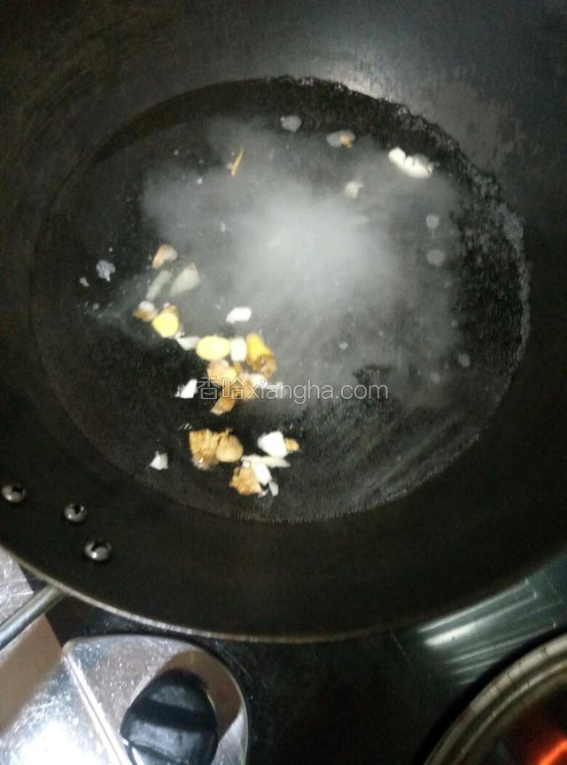 锅里放开水加生姜大蒜和盐