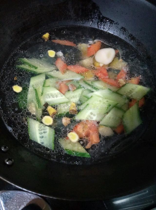 把胡萝卜和黄瓜皮蛋一起放进去煮2分钟，加胡椒粉、鸡精和葱花起锅即可，