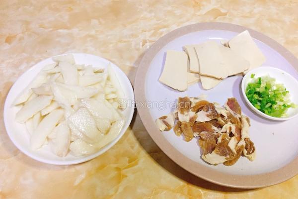 豆腐山药炒咸肉的做法图解1