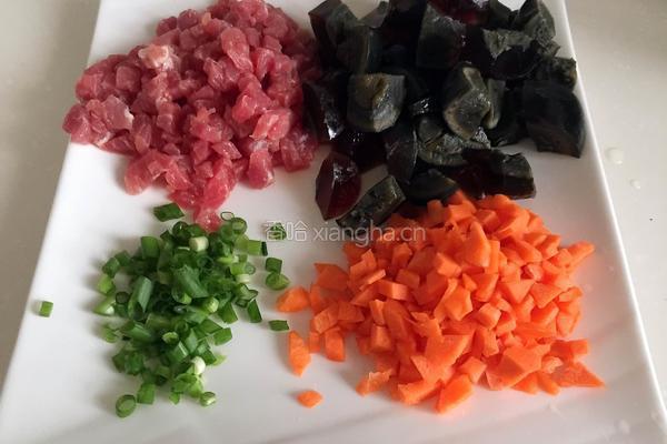 皮蛋瘦肉粥的做法图解2