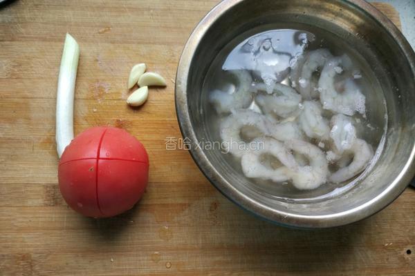 西红柿豆腐虾仁汤的做法图解1