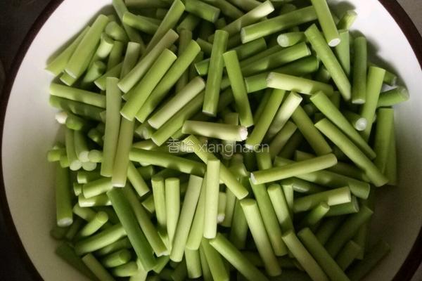 蒜薹炒鸡蛋的做法图解1
