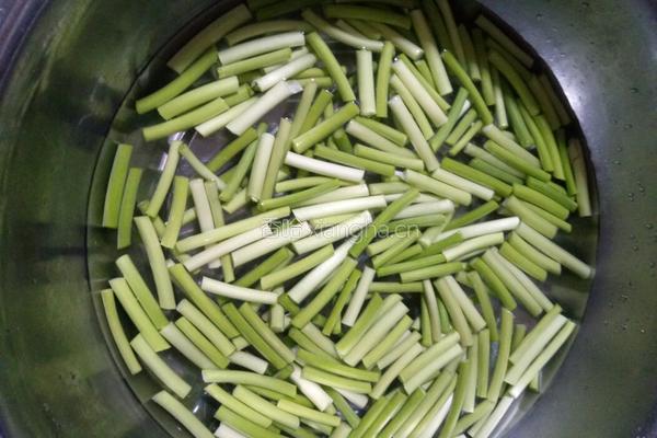 蒜台肉丝的做法图解2