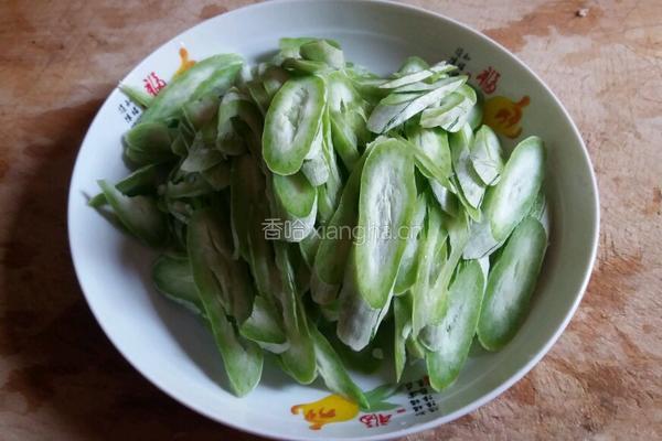 猪肉炒蛇瓜的做法图解2