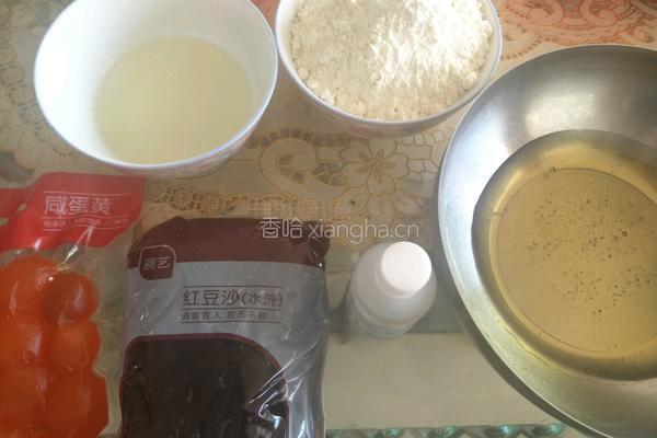 蛋黄豆沙月饼的做法图解1