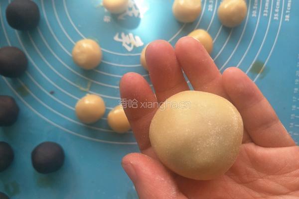 蛋黄豆沙月饼的做法图解11