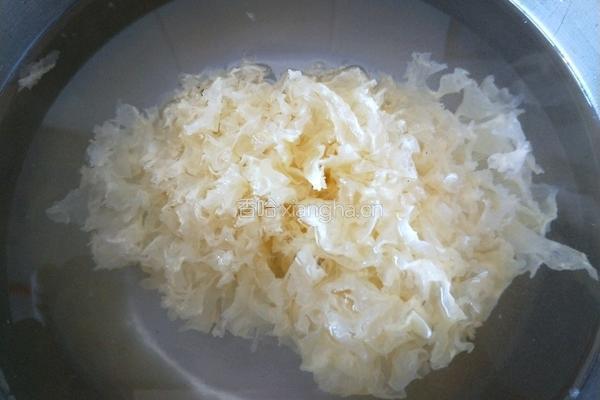 黄桃银耳羹的做法图解2